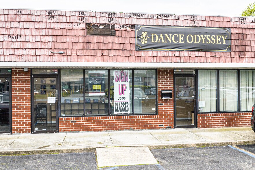 More Photos Of 422-426 Great East Neck Rd, West Babylon Warehouse For Lease