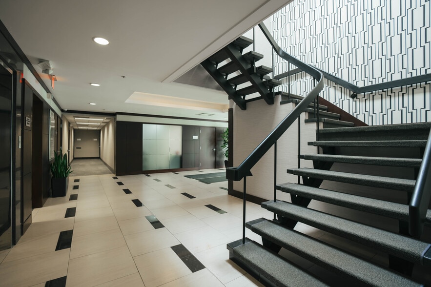 More Photos Of 36400 Woodward Ave, Bloomfield Hills Office For Lease