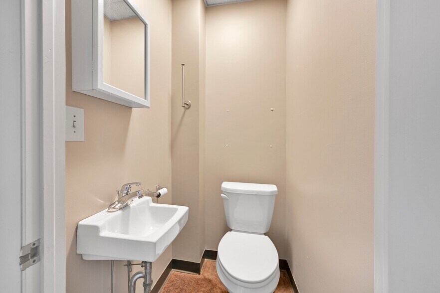 More Photos Of 26 N Railroad St, Palmyra Office For Sale