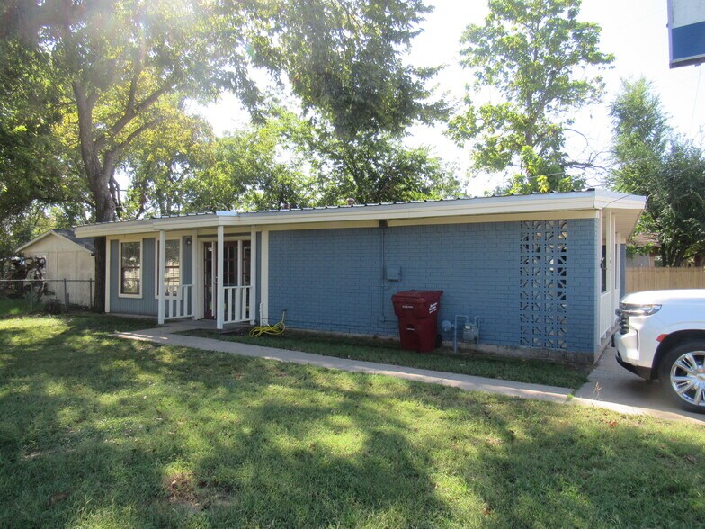 More Photos Of 1802 N Center St, Bonham Office For Sale