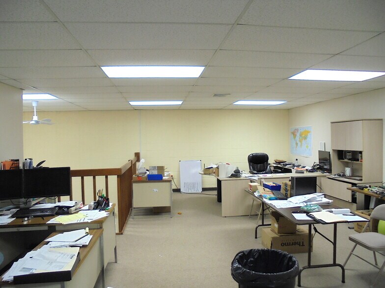 More Photos Of 256 Main St, East Windsor Research And Development For Lease