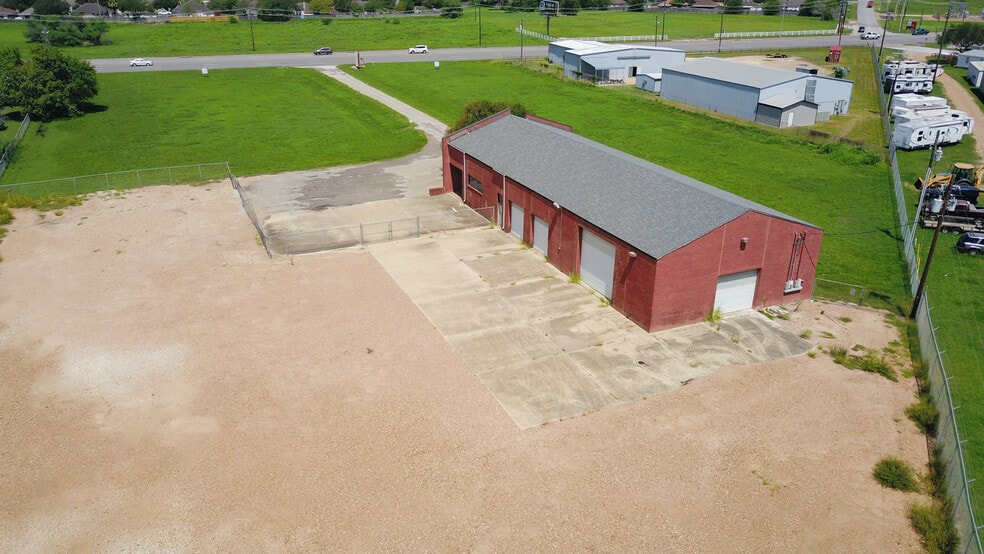 More Photos Of 13004 N Navarro St, Victoria Distribution For Sale