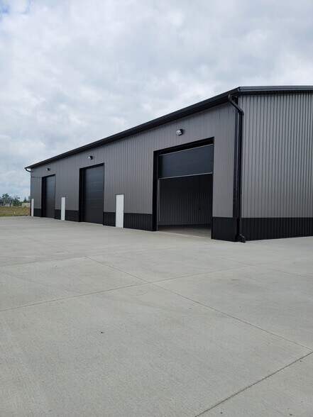 More Photos Of 401 Snyder Dr - Building A, Huxley Flex For Sale