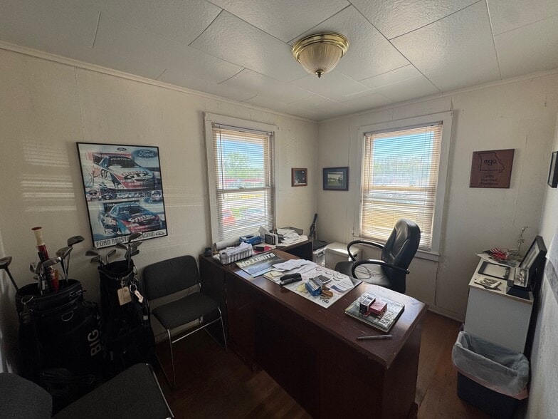 More Photos Of 14901 E Us Highway 40, Kansas City Auto Repair For Sale