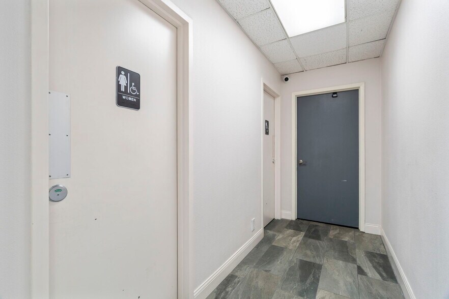 More Photos Of 25010 Oakhurst Dr, Spring Medical For Sale