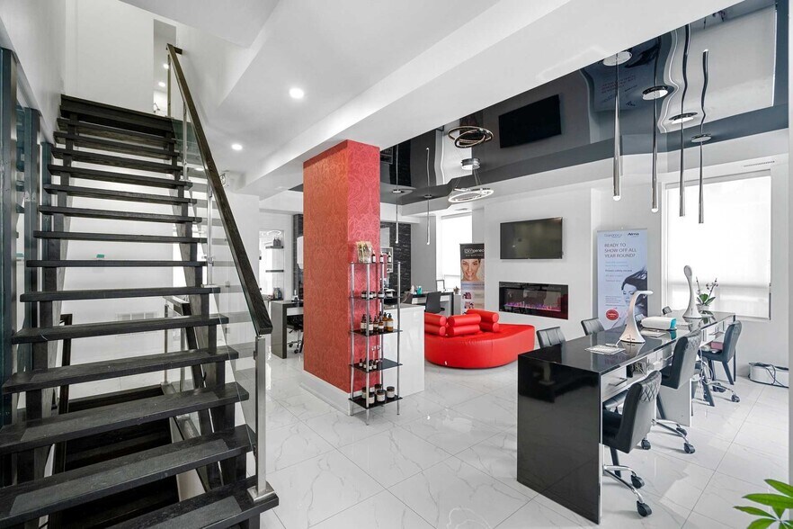 More Photos Of 62 Queen St S, Mississauga Freestanding For Lease