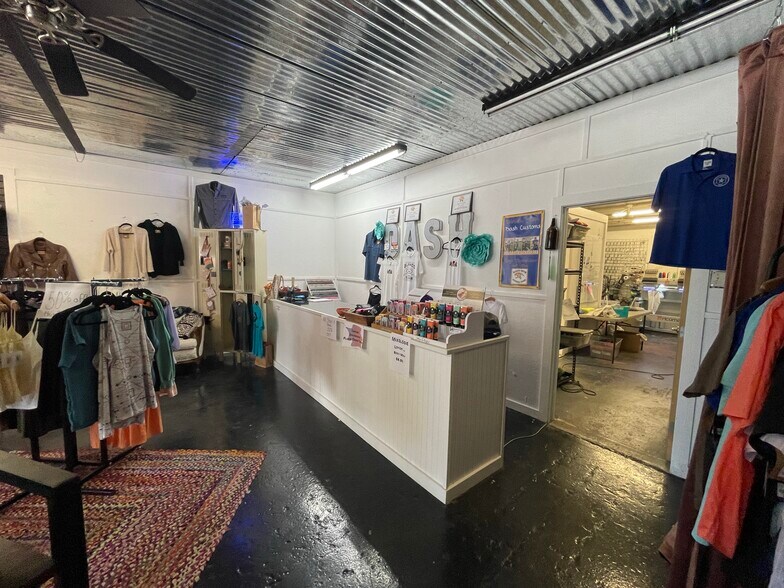 More Photos Of 621 Chandler St, Blanco Bar For Lease