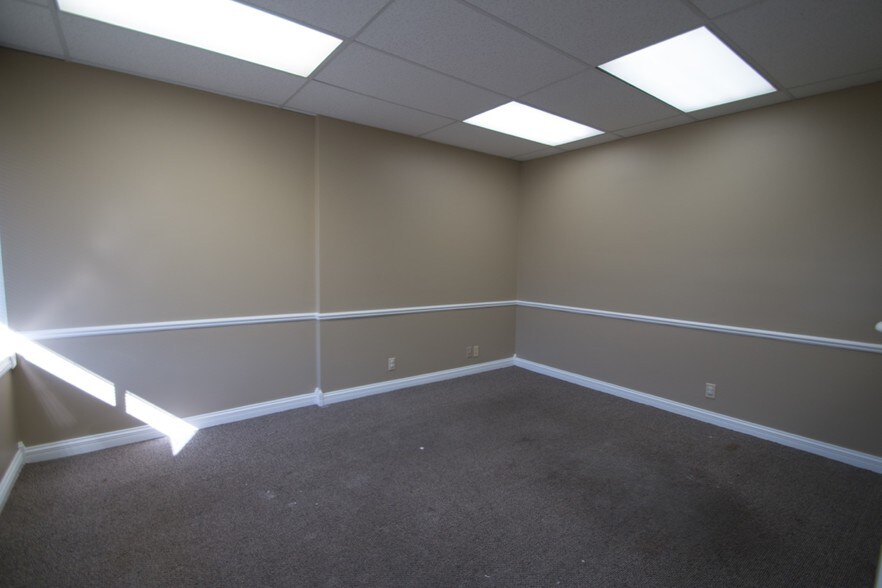 More Photos Of 1215-1243 S 119th St, Omaha General Retail For Lease