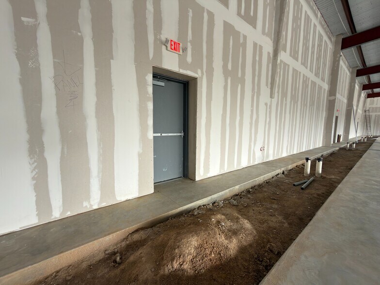 More Photos Of 14211 Hiram Clarke Rd, Houston Storefront For Lease