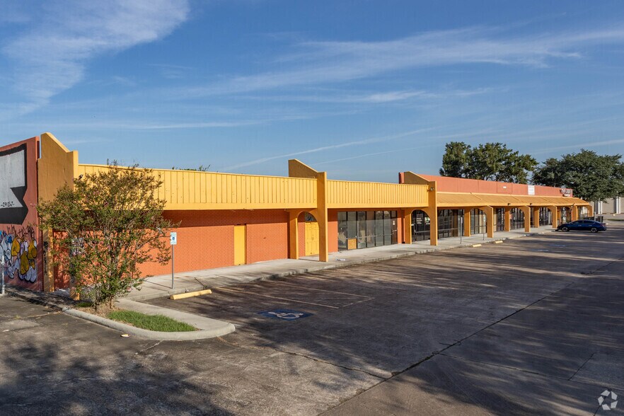 More Photos Of 10900-10910 Kingspoint Rd, Houston Freestanding For Lease