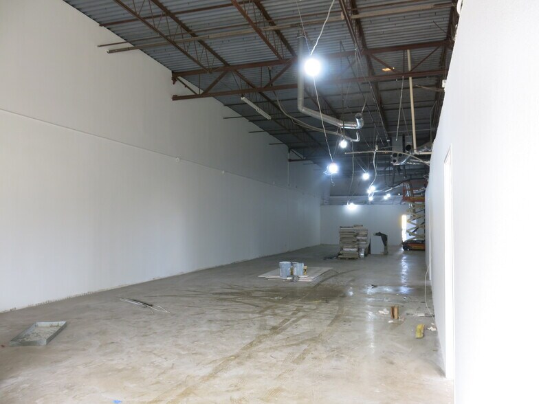 More Photos Of 10969 Shady Trl, Dallas Light Distribution For Lease