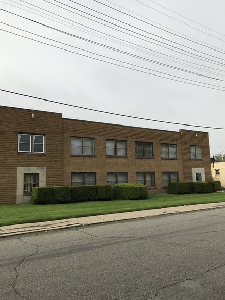 More Photos Of 19255 W Davison St, Detroit Warehouse For Lease