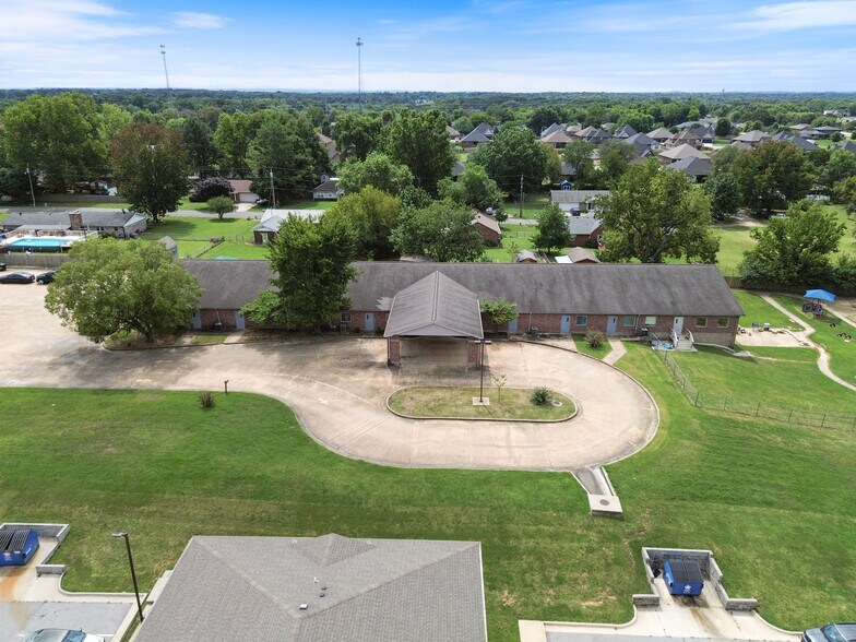 More Photos Of 185 Rebecca St, Gentry Office For Lease