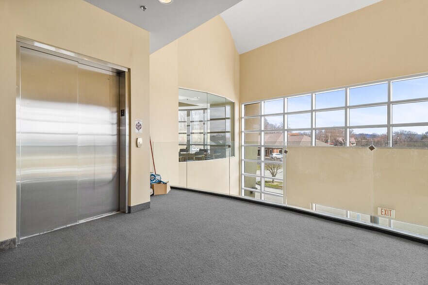 More Photos Of 200 City Hill Dr, London Medical For Sale