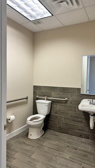 More Photos Of 12440 Emily Ct, Sugar Land Office Residential For Lease