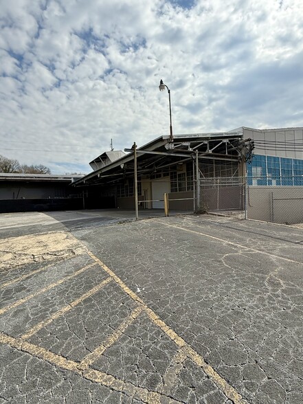 More Photos Of 911 15th St, Columbus Warehouse For Lease