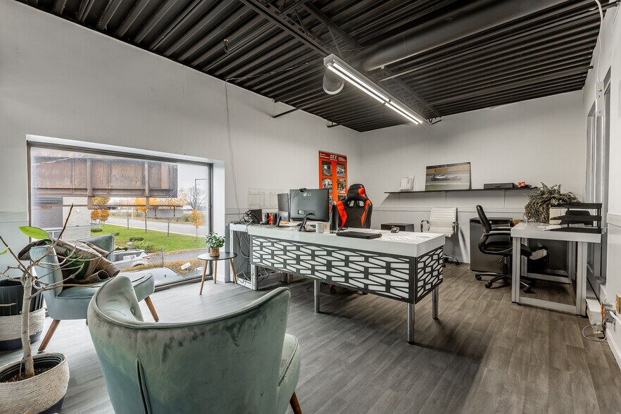 More Photos Of 778 Rue Jean-Neveu, Longueuil Service For Sale