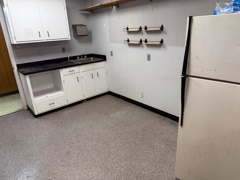 More Photos Of 1655 S 23rd St, Beaumont Service For Sale
