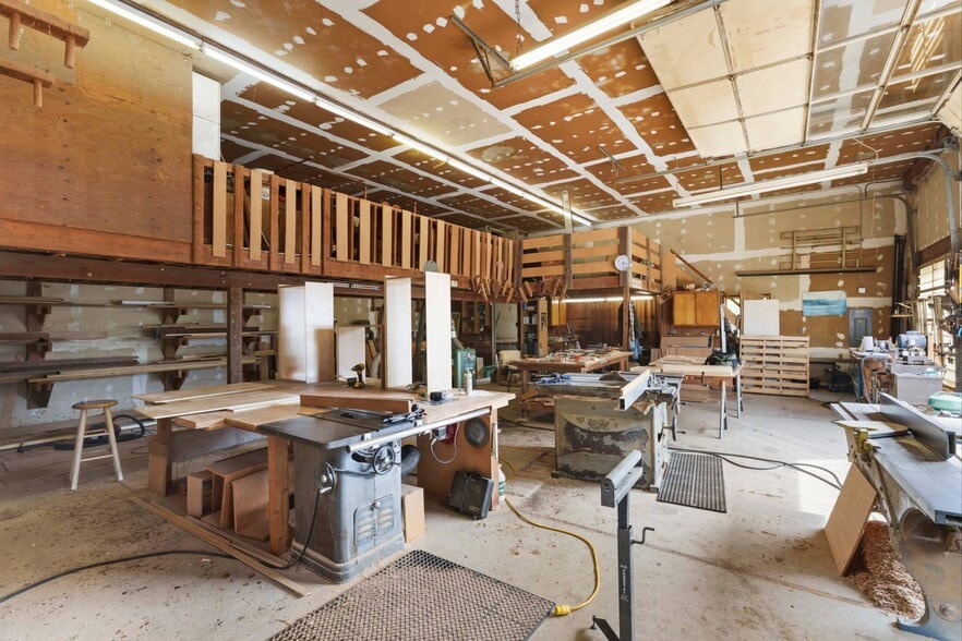 More Photos Of 30 Race Ln, East Hampton Office For Sale