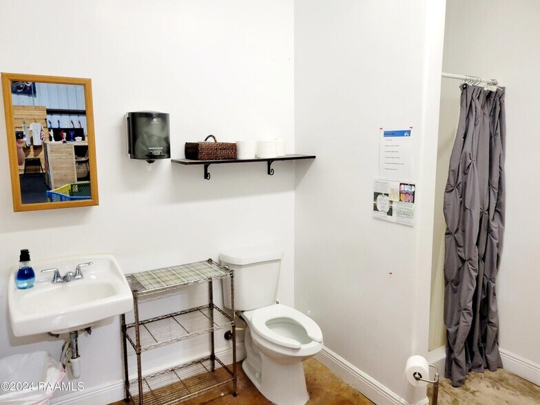 More Photos Of 644 Enterprise Pky, Breaux Bridge Flex For Lease