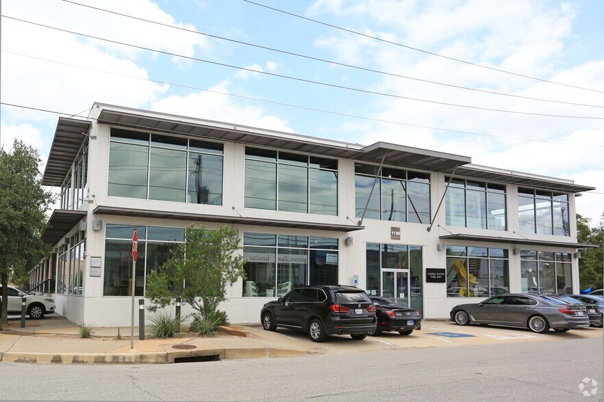 More Photos Of 1130 Dragon St, Dallas Showroom For Lease