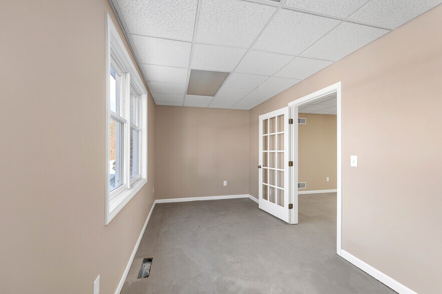 More Photos Of 5 Buttrick Rd, Londonderry Office For Lease