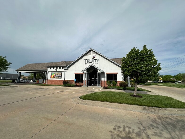 More Photos Of 2221 W 31st St, Lawrence Bank For Lease