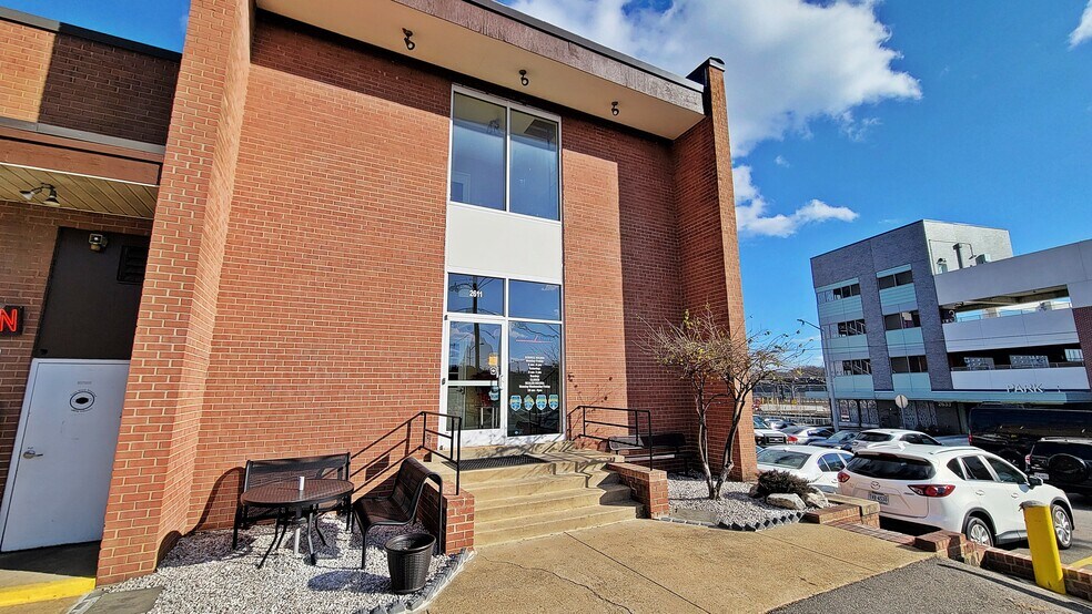More Photos Of 2611 S Shirlington Rd, Arlington Warehouse For Lease