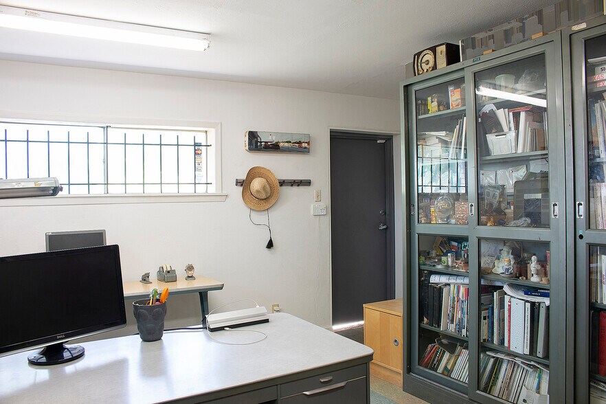 More Photos Of 2003 Brundrette, Dallas Warehouse For Lease