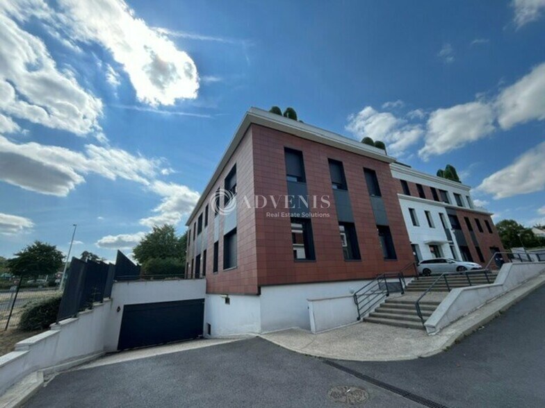 More Photos Of 2 George Sand Rue, Fourqueux Office For Sale
