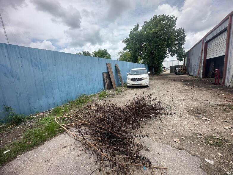 More Photos Of 5454 N Shepherd Dr, Houston Auto Salvage Facility For Lease