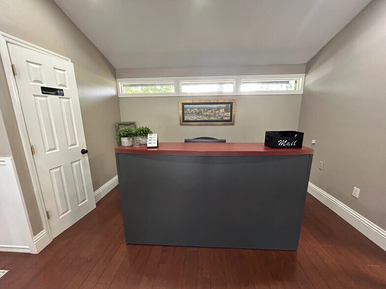 More Photos Of 223 Lithia Pinecrest Rd, Brandon Office For Sale