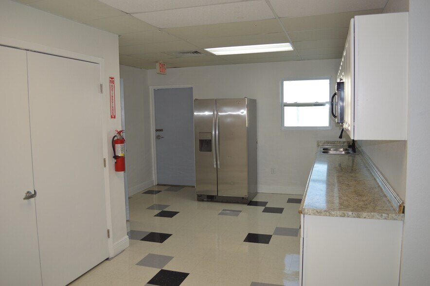 More Photos Of 2979 N 46th Ave, Saint Petersburg Office For Lease