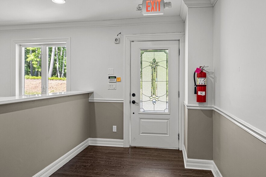 More Photos Of 352 Monmouth Rd, Millstone Township Office For Lease