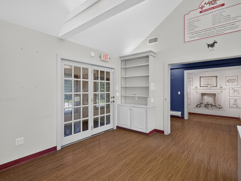 More Photos Of 1721 Saybrook Rd, Haddam Veterinarian Kennel For Sale