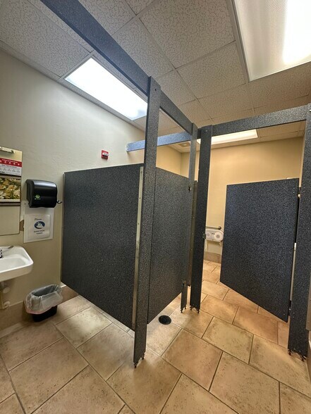 More Photos Of 7904 Interstate Ct, North Fort Myers Warehouse For Lease