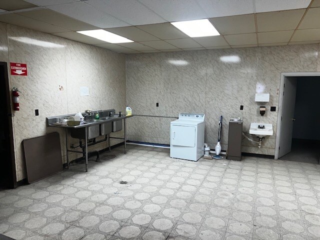 More Photos Of 2221 N 24th St, Quincy Industrial For Lease