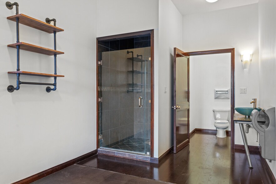 More Photos Of 1931 Bay St, Los Angeles Showroom For Lease