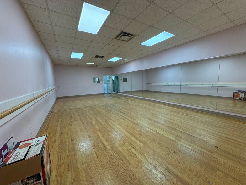 More Photos Of 177-185 Jerusalem Ave, Massapequa Unknown For Lease