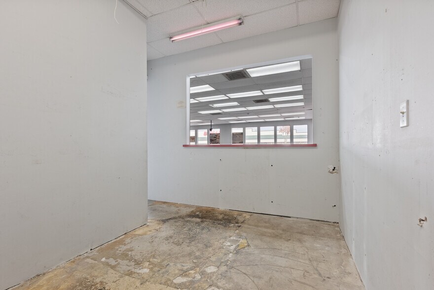 More Photos Of 12412 NE Halsey St, Portland Freestanding For Lease