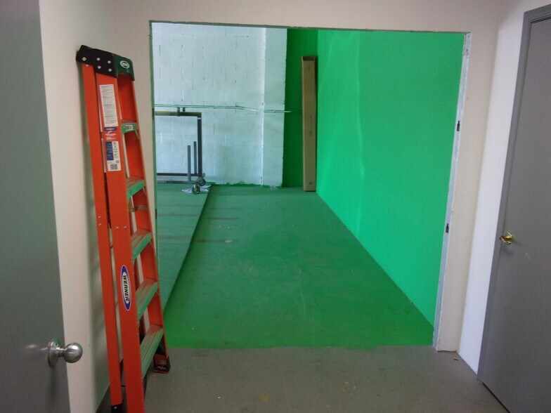 More Photos Of 114 Oakgrove Rd, Dulles Town Center Warehouse For Sale