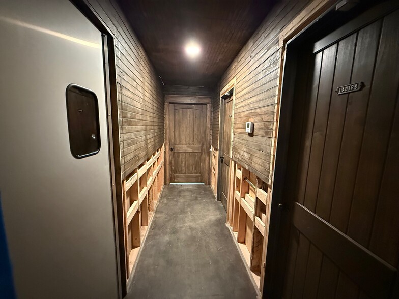 More Photos Of 217 W Main St, Tishomingo Storefront Retail Office For Lease