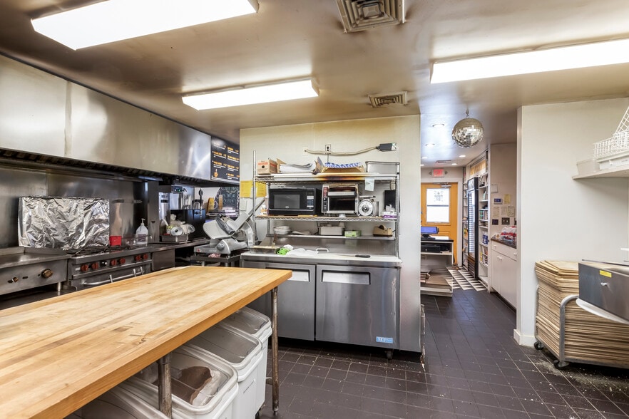 More Photos Of 25 West Neck Rd, Shelter Island Freestanding For Sale