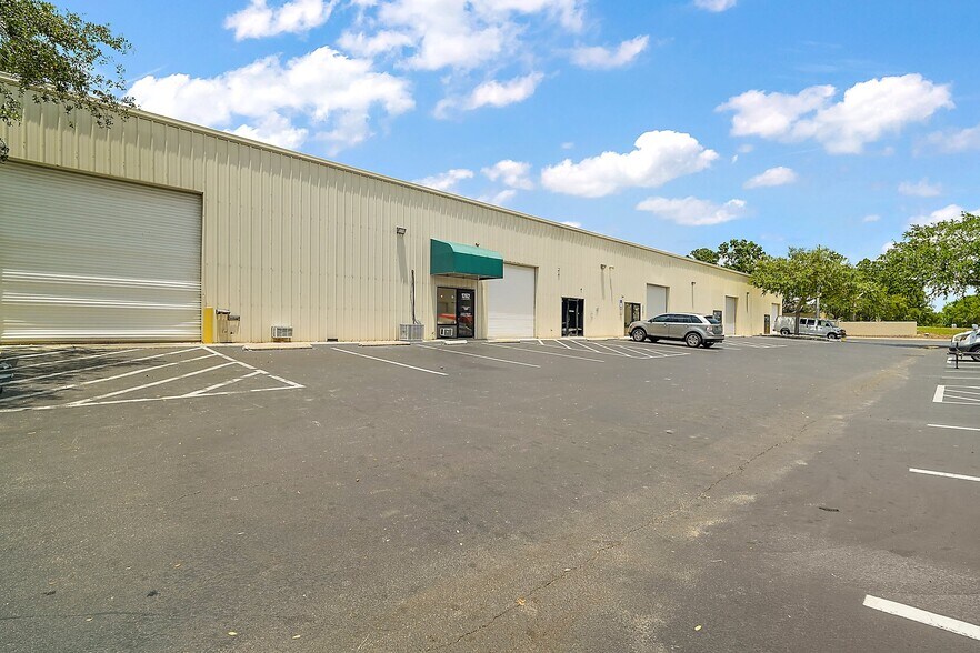 More Photos Of 1262-1270 Commons Ct, Clermont Warehouse For Lease