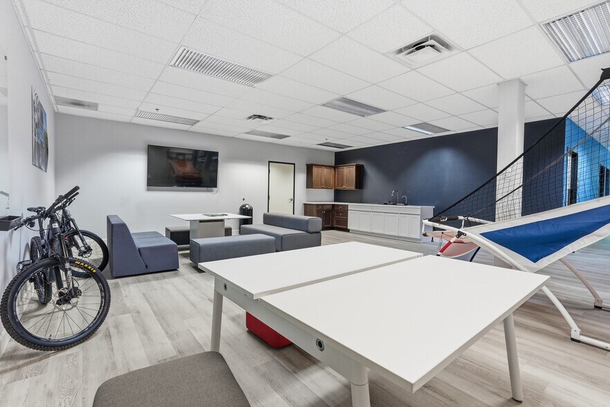 More Photos Of 3401 E Harbour Dr, Phoenix Light Manufacturing For Lease