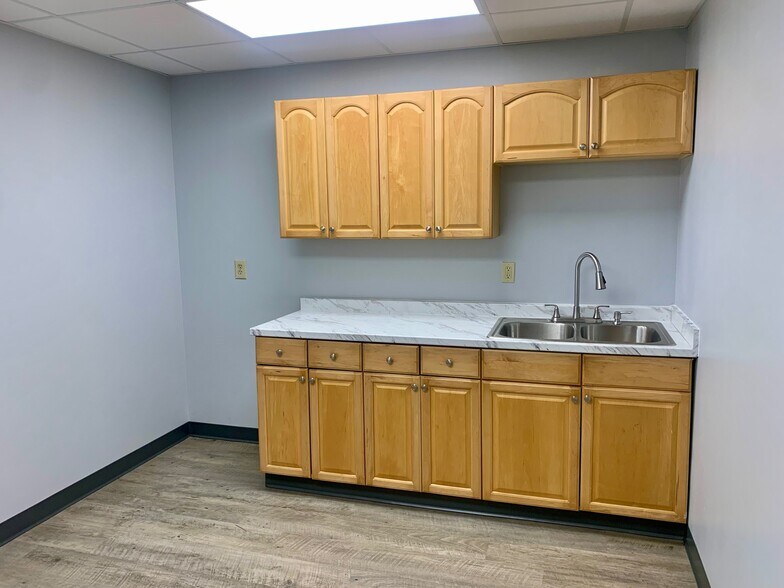 More Photos Of 1590 N Roberts Rd, Kennesaw Warehouse For Lease