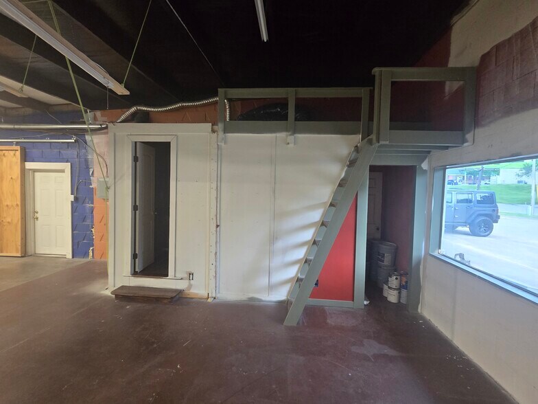 More Photos Of 124 W Winchester St, Gallatin Light Manufacturing For Lease