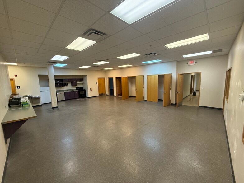 More Photos Of 9219-9255 E River Rd NW, Coon Rapids Flex For Lease