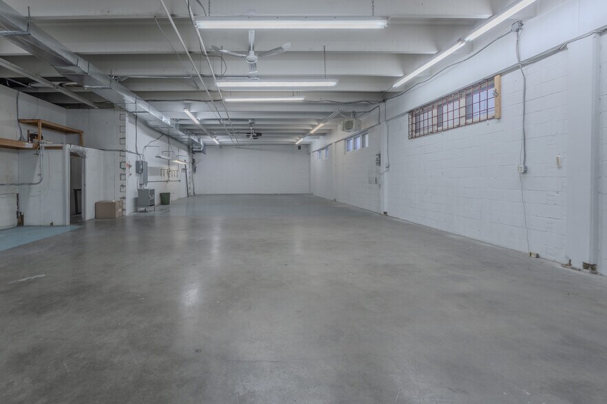 More Photos Of 8540 Av 10e, Montréal Warehouse For Sale