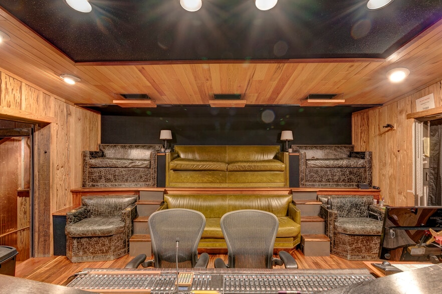 More Photos Of 114-116 17th Ave S, Nashville Office For Sale